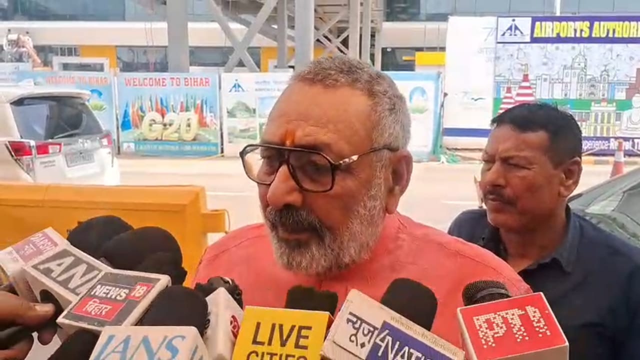 Bihar News: गिरिराज सिंह ने राहुल गांधी पर बोला हमला, कहा- ‘उनके डीएनए में ही ना दलित प्रेम है, ना पिछड़ा प्रेम है’