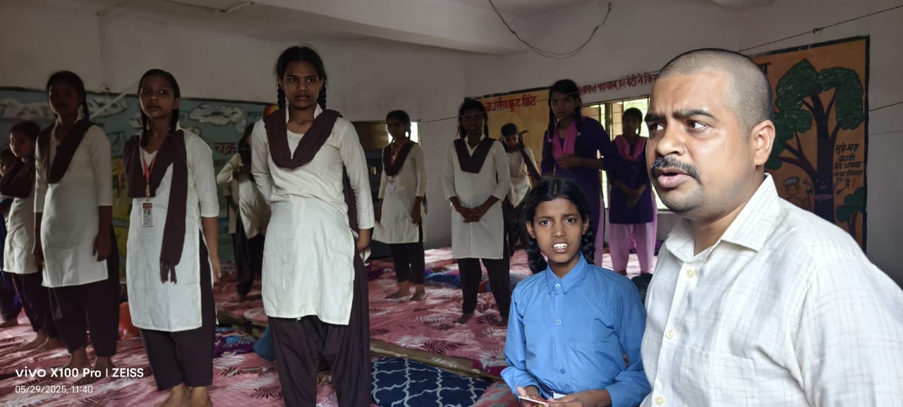 Bihar News: जिलाधिकारी ने कस्तूरबा गांधी बालिका विद्यालय खजुरा रामपुर का किया औचक निरीक्षण, लापरवाही पर प्रधानाचार्य एवं वार्डन को किया निलंबित
