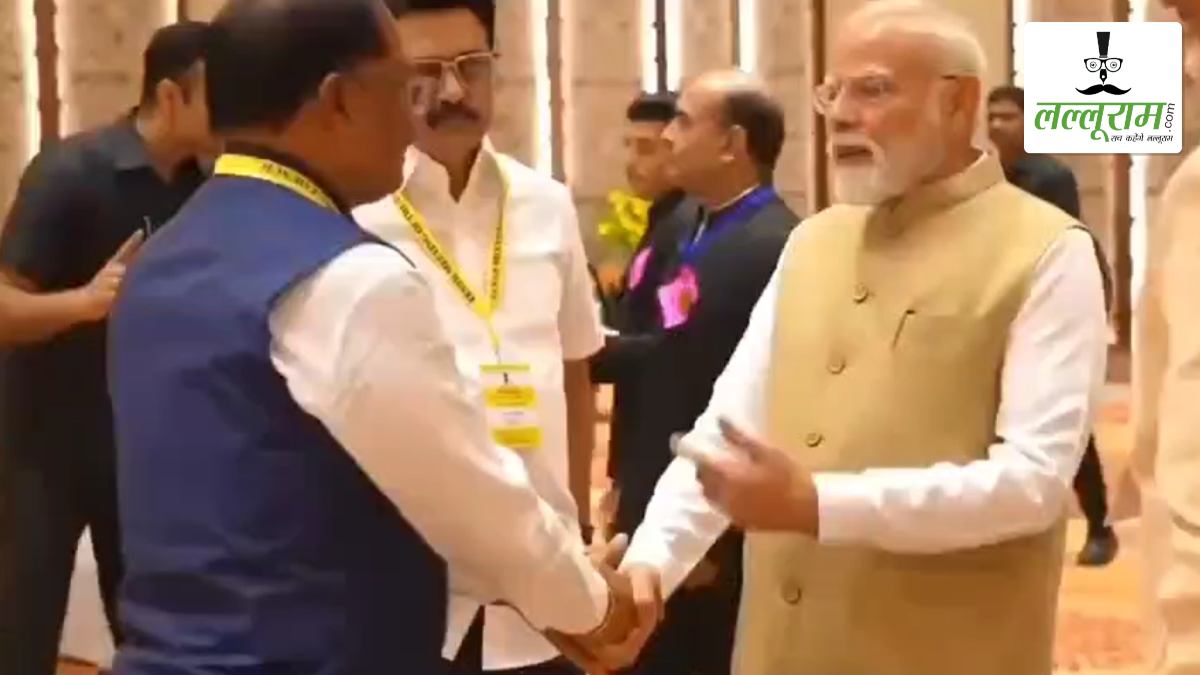 नीति आयोग की बैठक में दिखी आत्मीयता: जब प्रधानमंत्री नरेंद्र मोदी ने मुख्यमंत्री विष्णुदेव साय का थामा हाथ और कहा – छत्तीसगढ़ की बात अभी बाकी है