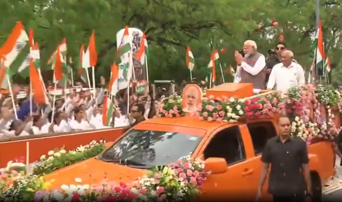 पीएम मोदी के गुजरात दौरे का दूसरा दिन: गांधीनगर में 2 किमी लंबा रोड शो किया, 5,536 करोड़ रुपये के विकास कार्यो का लोकार्पण किया