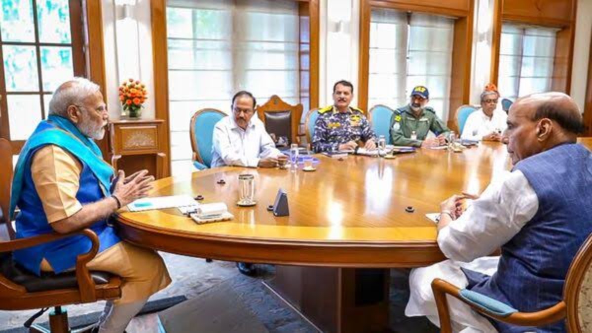 भारत-पाक के सीजफायर के बाद PM मोदी की हाईलेवल मीटिंग, रक्षा मंत्री, एनएसए अजीत डोभाल, CDS अनिल चौहान और तीनों सेना अध्यक्ष मौजूद