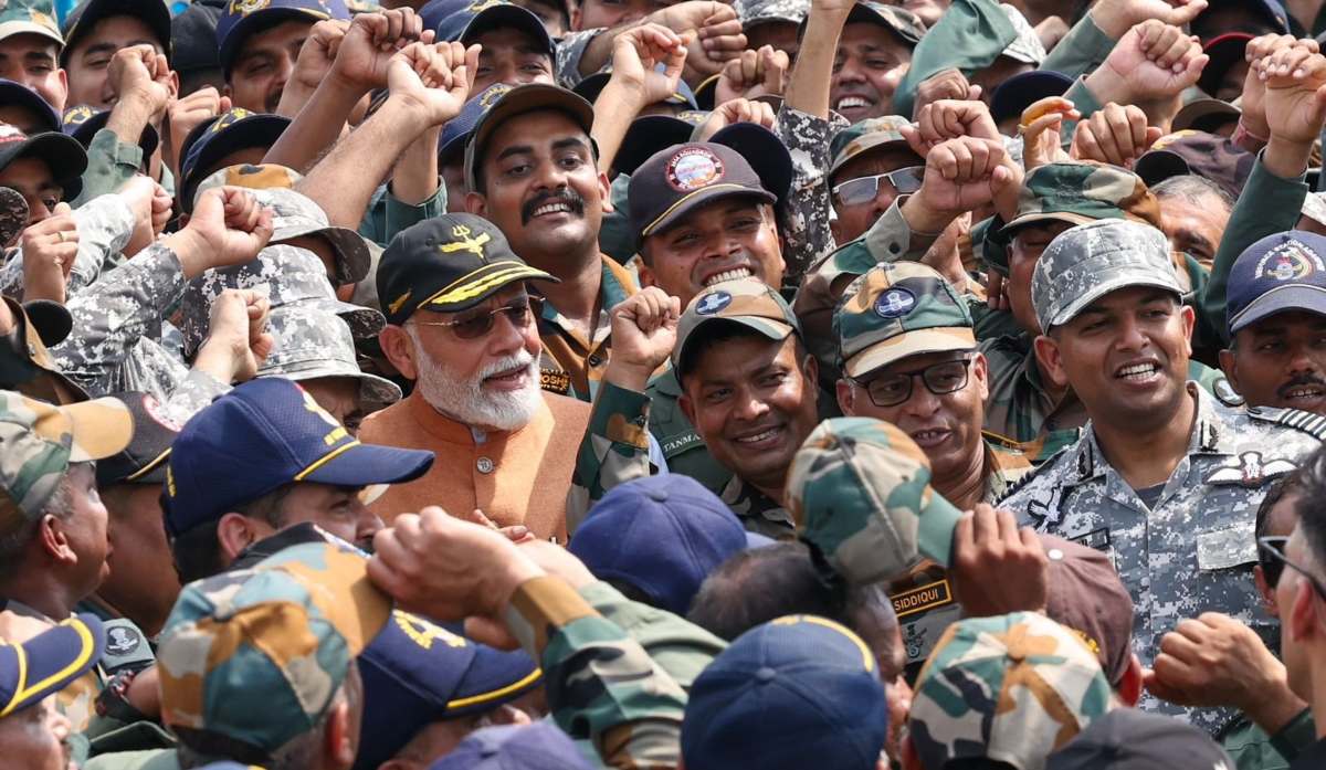 PM Modi: पीएम मोदी आदमपुर एयरबेस पहुंचे, इंडियन एयर फोर्स जवानों से मिलकर बढ़ाया उनका हौसला, PAK ने इसी बेस को उड़ाने का किया था दावा