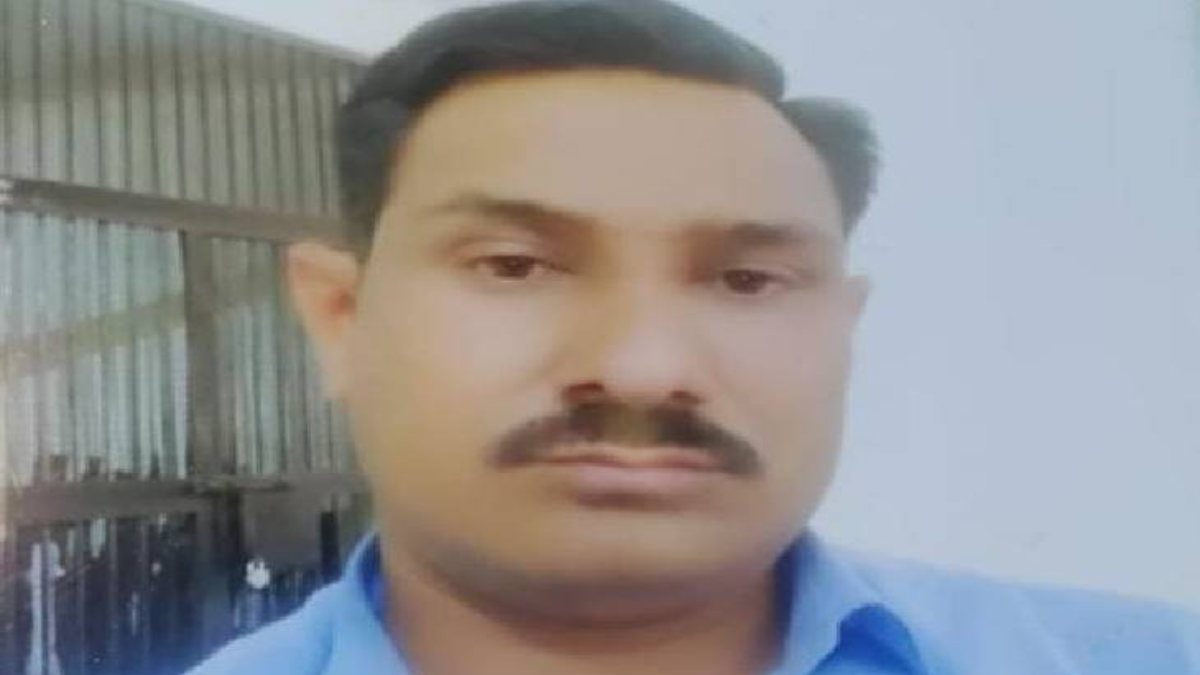 ब्लैकमेलिंग से तंग आकर हेड कांस्टेबल ने किया सुसाइड, सरकारी आवास में फांसी पर लटका मिला शव, महिला कर रही थी पैसों की डिमांड  
