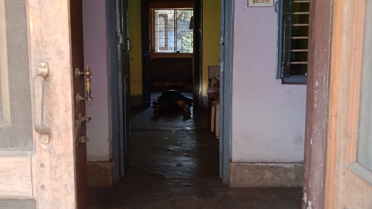 घर से आ रही थी तेज बदबू, पड़ोसियों की शिकायत पर पहुंची पुलिस, तो रिटायर्ड टीचर और पत्नी की मिली लाश, मचा हड़कंप