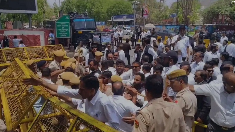 Ajmer Latest News: वकील की गिरफ्तारी के बाद भड़का आक्रोश, कलेक्ट्रेट में घुसने की कोशिश पर पुलिस ने चलाई वॉटर कैनन