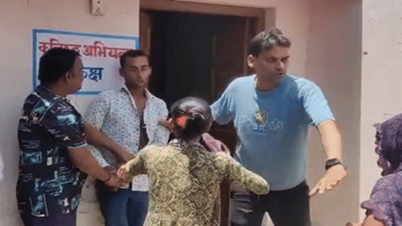 Rajasthan News: महिला कर्मचारी को अश्लील वीडियो भेजता था पालिका के रोजगार सहायक, चप्पलों से हुई पिटाई