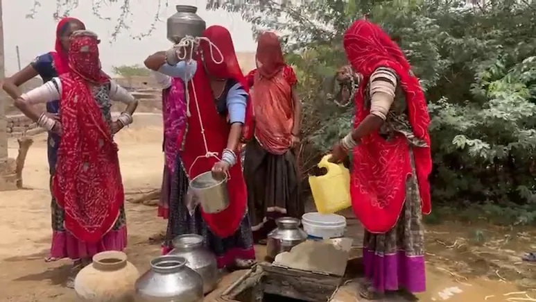 Rajasthan News: राजस्थान के इस गांव में महीनों से पानी के लिए तरस रहे हैं बच्चे और जानवर, अधिकारी नहीं ले रहे सुध