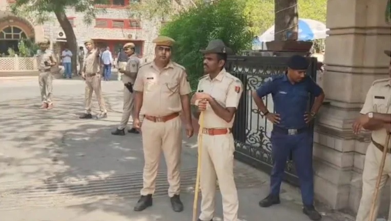 Rajasthan News: राजस्थान में बम धमकी से हड़कंप; टोंक सहित 4 जिलों के कलेक्ट्रेट कराए गए खाली