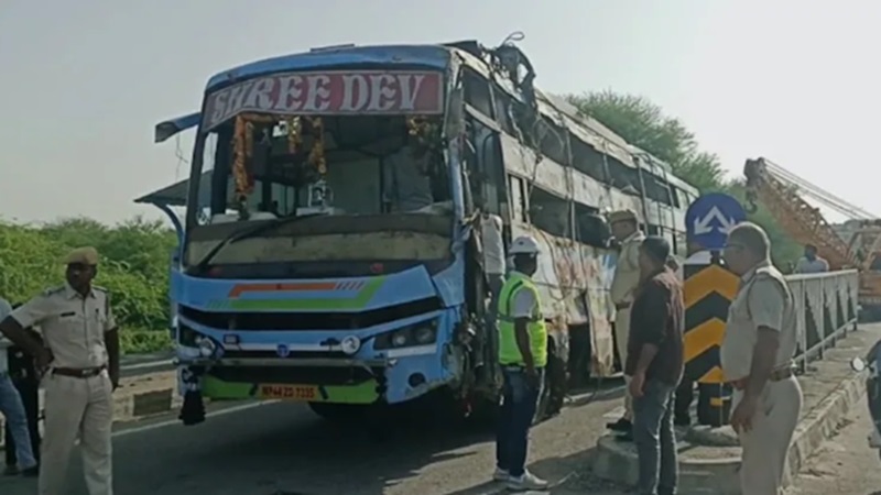 Rajasthan News: राजसमंद में भीषण सड़क हादसा, अहमदाबाद से भीलवाड़ा जा रही स्लीपर बस दुर्घटनाग्रस्त, 3 की मौत, 24 से अधिक घायल