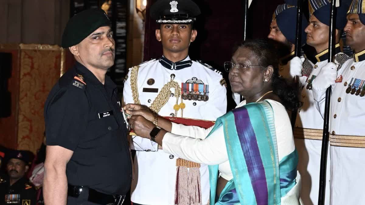 Rajasthan News: मणिपुर हिंसा में 38 लोगों की जान बचाने वाले सूबेदार मोहनराम पूनिया को राष्ट्रपति ने किया सम्मानित