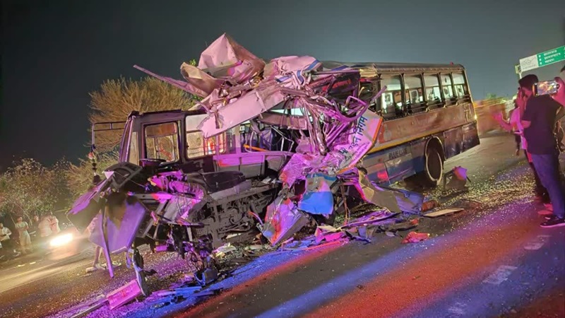 Rajasthan Accident: झालावाड़ में भीषण सड़क हादसा, रोडवेज बस की ट्रक से टक्कर, महिला की मौत, 15 गंभीर