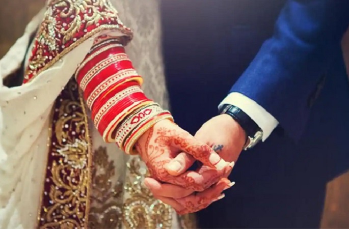 Rajasthan News: बेटी ने की लव मैरिज, घर वालों ने ससुराल में काटा बवाल, खूब चले लाठी-डंडे