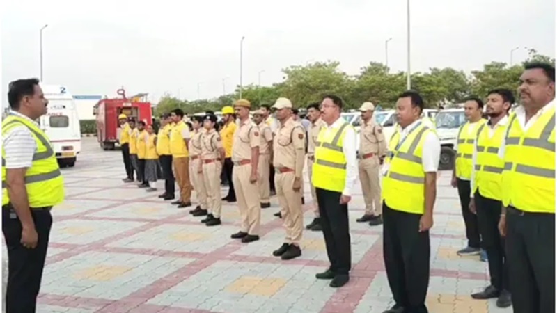 Rajasthan News: राजस्थान में हाई अलर्ट; सीमावर्ती जिलों में स्कूल बंद, उड़ानें स्थगित, प्रशासन की अपील – बिना जरूरी कारण घर से बाहर न निकलें”