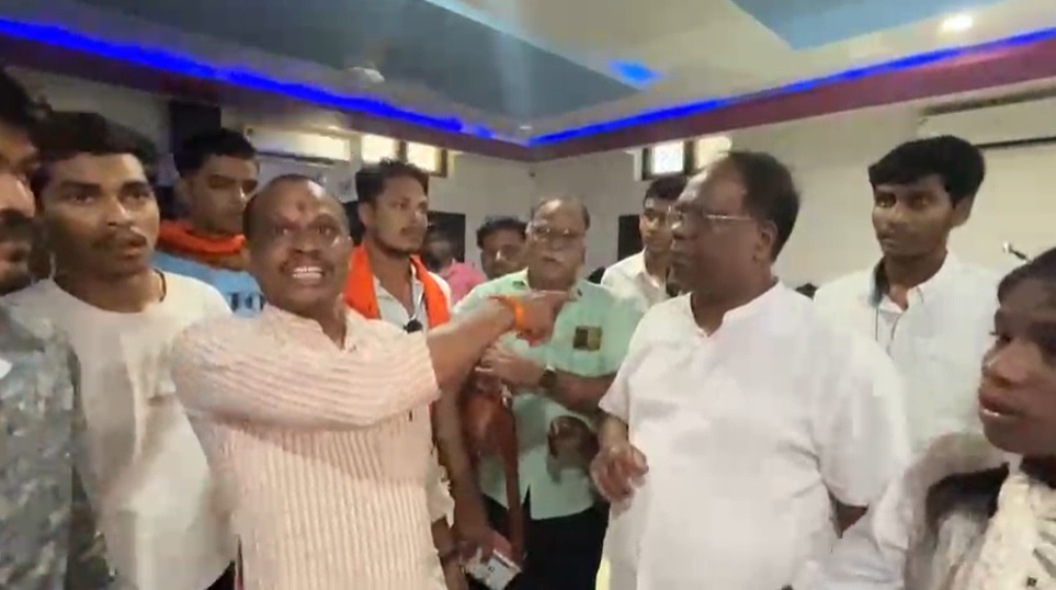 झाड़ फूंक के नाम पर धर्मांतरण का आरोप, हिंदू संगठन ने किया जमकर हंगामा, स्कूल प्राचार्य और पत्नी के खिलाफ थाने में की शिकायत