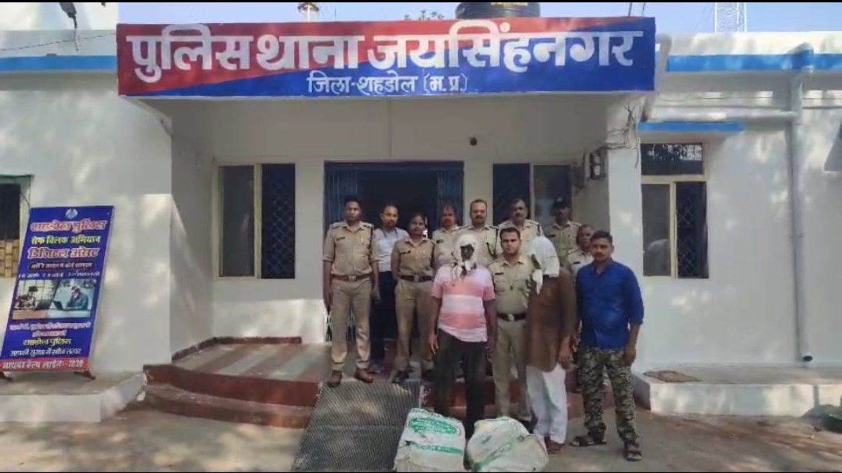 2 तस्कर, 1 झोपड़ी और कई सवाल… रिटायर्ड एसडीओ के खेत से मिले 3 करोड़ का गांजा मामले में दो आरोपी गिरफ्तार 
