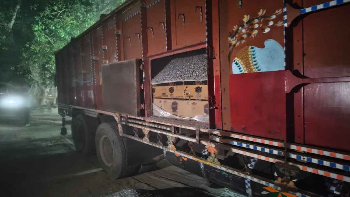 Bihar News: पुलिस ने ट्रक में गिट्टी के नीचे छुपाकर ले जा रहे थे 50 लाख रुपए की ब्रांडेड शराब को पकड़ा, ड्राइवर गिरफ्तार