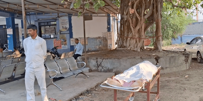 Bihar News: खड़ी बोलेरो गाड़ी में अनियंत्रित ट्रक ने मारी टक्कर, एक महिला की हुई मौत, 5 अन्य लोग हुए घायल 