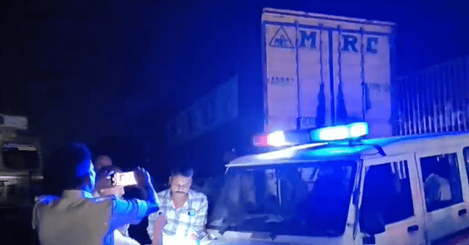 Bihar News: NH पर भारतीय गौ रक्षा वाहिनी के सहयोग से पुलिस ने एक कंटेनर ट्रक को पकड़ा, 50 मवेशी हुए बरामद 