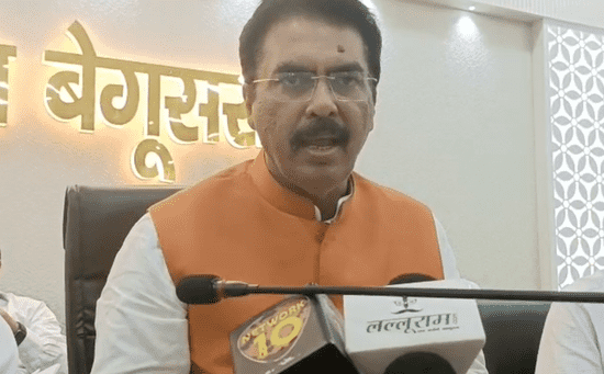 Bihar News: बेगूसराय में मंत्री संजय सरावगी ने भूमिहीनों के बीच किया पर्चा वितरण, कहा- ‘जनप्रतिनिधियों से समन्वय कर समस्याओं का त्वरित करें समाधान’