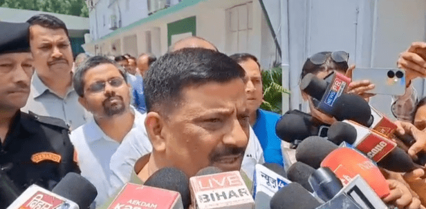 Bihar News: संजय झा ने राहुल गांधी पर बोला हमला, कहा- ‘राहुल गांधी जानबूझकर हवा बनाने की कोशिश कर रहे हैं’