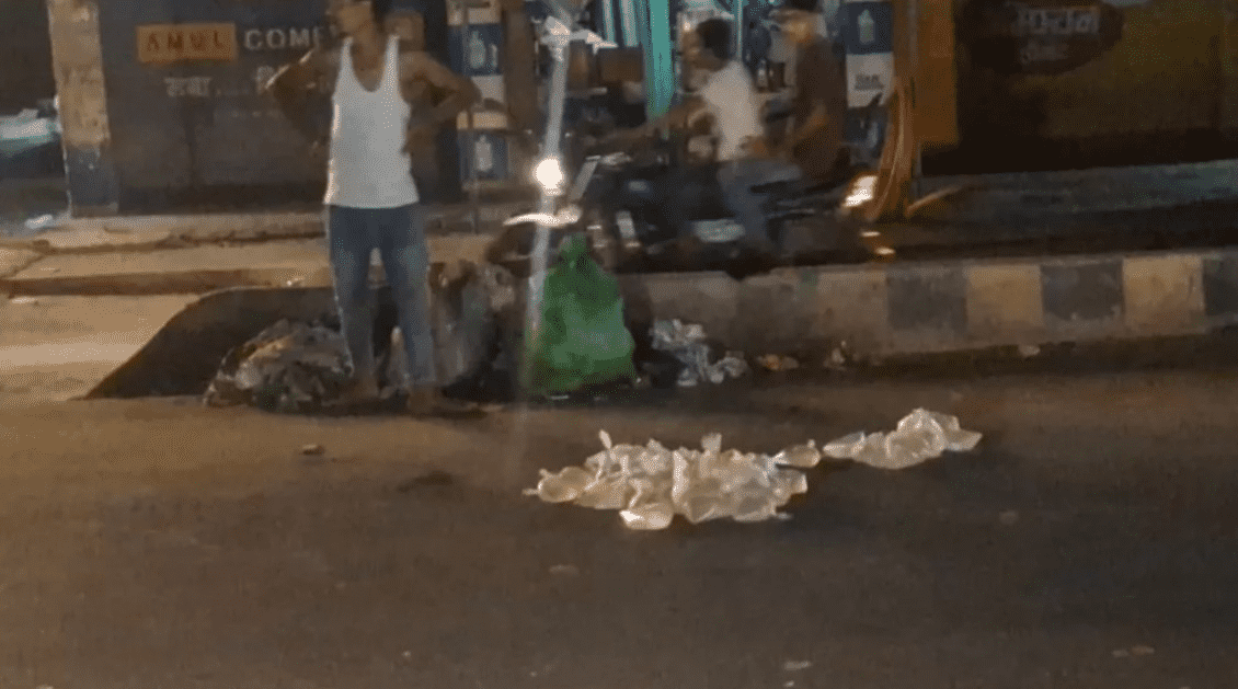 Bihar News: अचानक सड़क पर गिरने लगे शराब के पाउच, लूटने के लिए दौड़ पड़े लोग, फिर…