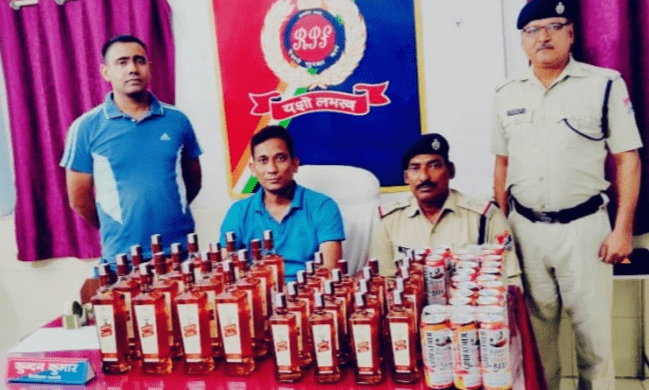 Bihar News: आरपीएफ ने बरामद की विदेशी शराब की बड़ी खेप, मगध एक्सप्रेस के बी-3 कोच से हुई बरामदगी