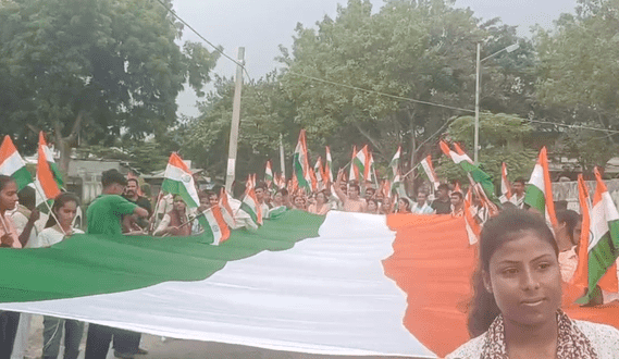 Bihar News: 50 फीट लंबे तिरंगे के साथ निकाला तिरंगा यात्रा, मेयर बैन प्रिया के नेतृत्व में सैकड़ों लोगों ने लिया हिस्सा
