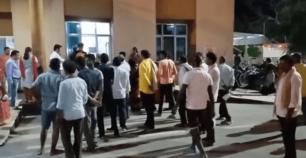 Bihar News: बिहार में बेखौफ हुए अपराधी, नाइट क्रिकेट टूर्नामेंट में पहुंचे मुखिया प्रतिनिधि एवं 2 दर्शकों को बाइक सवार अपराधियों ने मारी कई गोलियां
