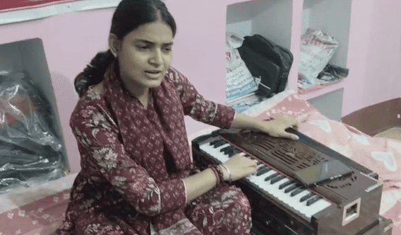 Bihar News: कैमूर की बेटी ने गाना गाकर बढ़ाया जवानों का हौसला, पाकिस्तानी आतंकियों को भी किया सावधान
