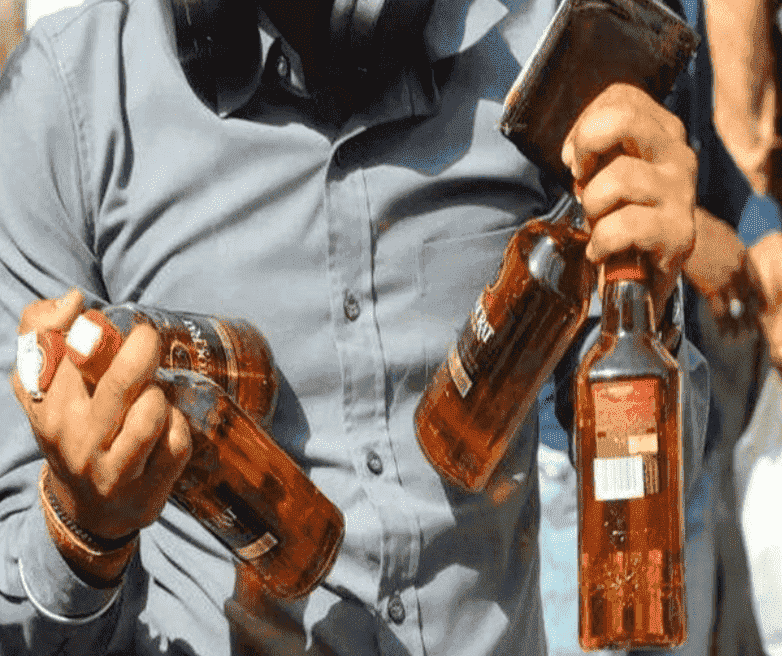 Bihar News: शराब तस्करी का भंडाफोड़, 2 युवक गिरफ्तार, 24 बोतल बीयर, 24 बोतल शराब और एक बाइक जब्त
