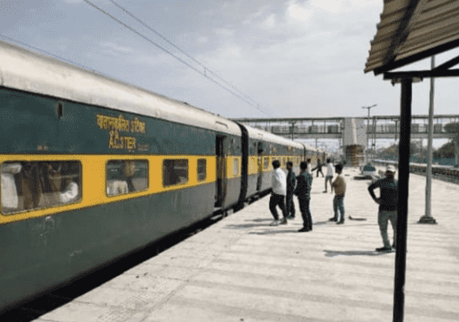 Bihar Railway News: कोलकाता-जोगबनी एक्सप्रेस में अब आराम से मिल जाएगी स्लीपर की टिकट! पढ़े पूरी खबर…