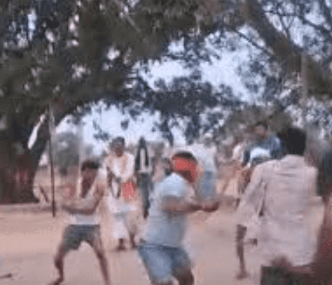 Bihar News: अहियापुर में हत्या पीड़ितों के घरों में चुपके से वीडियो बना रहे थे कुछ युवक, घर की महिलाओं ने पकड़ा और फिर…