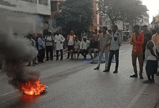 Bihar News: सड़क हादसे में बुजुर्ग की मौत, ट्रक की टक्कर के बाद कार ने घसीटा शव, आक्रोशित लोगों ने किया सड़क जाम