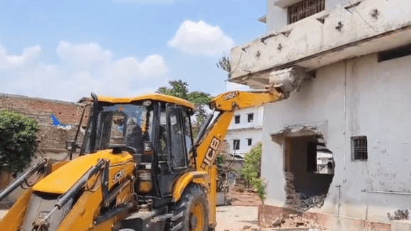 Bihar News: अहियापुर ट्रिपल मर्डर केस में बुलडोजर एक्शन जारी, मौके पर मौजूद रहे SDM और थानाध्यक्ष 