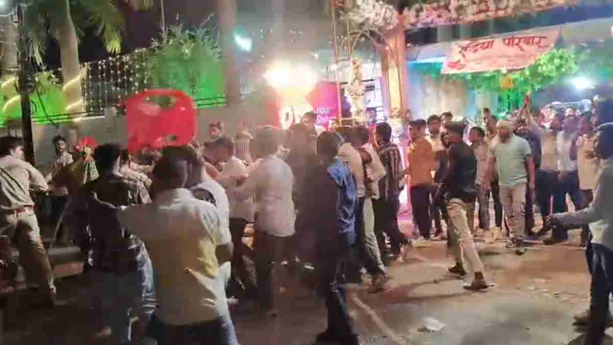 गुना में बारातियों पर पथराव: कई लोग घायल, छावनी में तब्दील हुआ इलाका, पुलिस पर फेंकी कुर्सियां