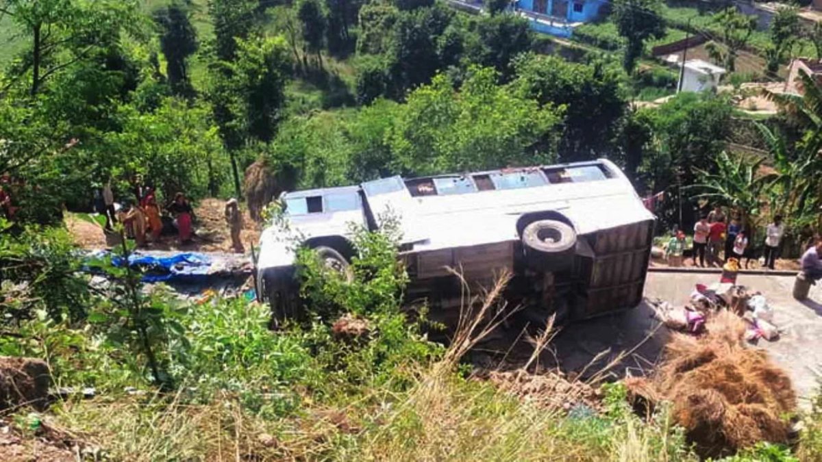 दर्दनाक हादसा: अनियंत्रित होकर घर की छत पर पलटी यात्री बस, मची चीख पुकार 