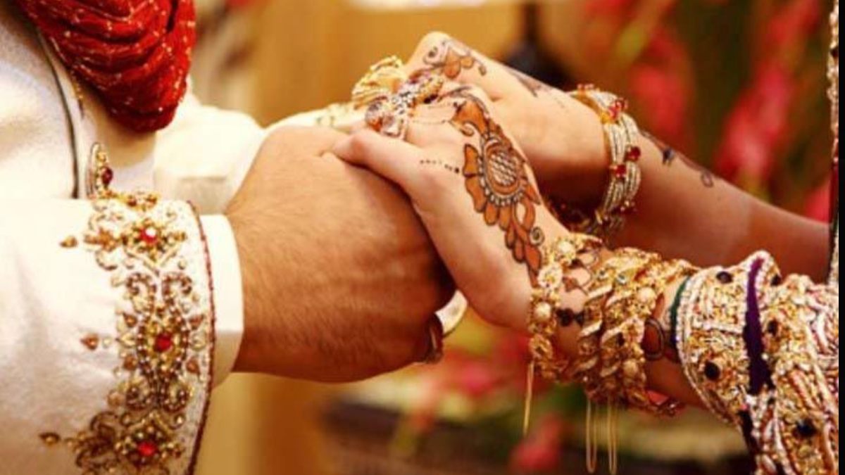 Vastu Tips : नई-नई हुई है शादी तो बेडरूम में जरूर लगाएं ये चीजें, रिश्ते में रहेगी मधुरता