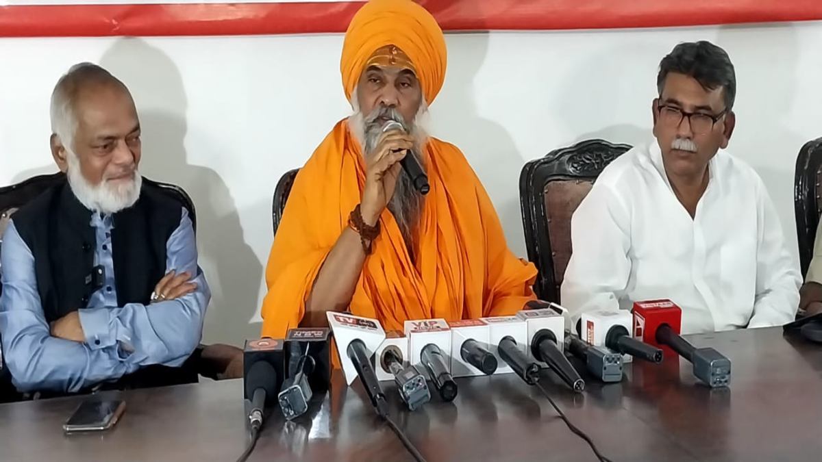 ‘इंग्लिश मीडियम स्कूलों के कारण हो रहे लव जिहाद’, सांसद ने कहा- संस्कार नहीं होने से बच्चे कर रहे लव मैरिज