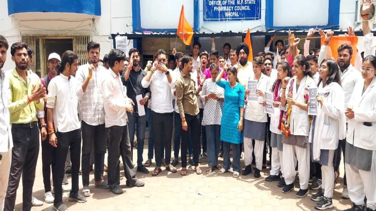 फार्मेसी स्टूडेंट का हल्ला बोलः एबीवीपी नेतृत्व में किया आंदोलन, पूर्णकालिक रजिस्ट्रार नियुक्ति की मांग