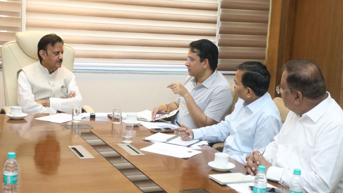 निर्माण कार्य समयसीमा में पूरा करेंः डिप्टी सीएम राजेंद्र शुक्ल ने रीवा-शहडोल संभाग में MPRDC के कार्यों की प्रगति की समीक्षा की