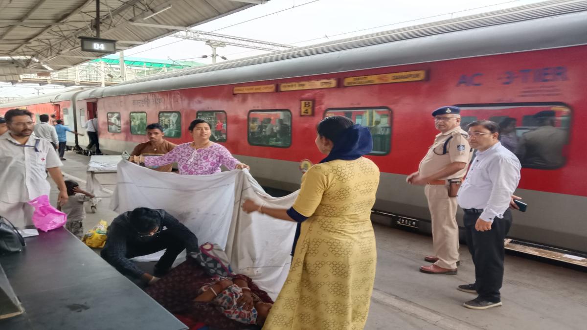 रेलवे स्टेशन में गूंजी किलकारी: संघमित्रा एक्सप्रेस में यात्रा कर रही मोतिहारी की मीना का प्लेटफार्म में हुआ प्रसव