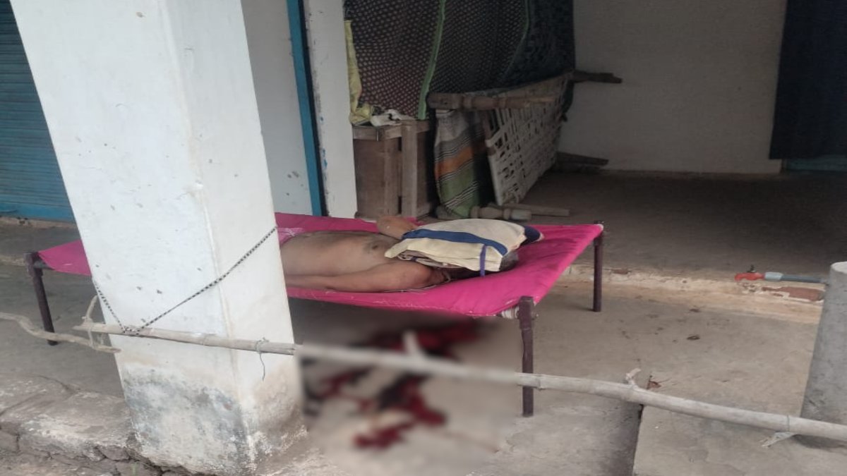 घर के बरामदे में सो रहे बुजुर्ग की हत्याः तकिए से मुंह दबाकर उतारा मौत के घाट, घटिया के नीचे बहा था खून