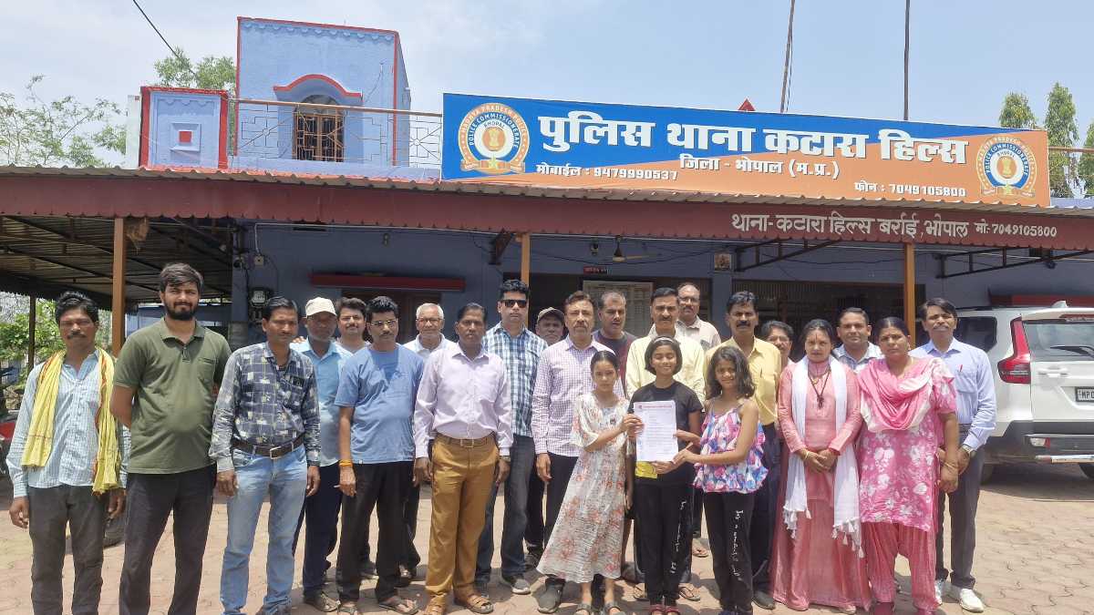 पेड़ की हत्या: शिकायत लेकर थाने पहुंचे कॉलोनीवासी, सुप्रीम कोर्ट की टिप्पणी “पेड़ों की कटाई मानव हत्या से बड़ा अपराध” का दिया हवाला