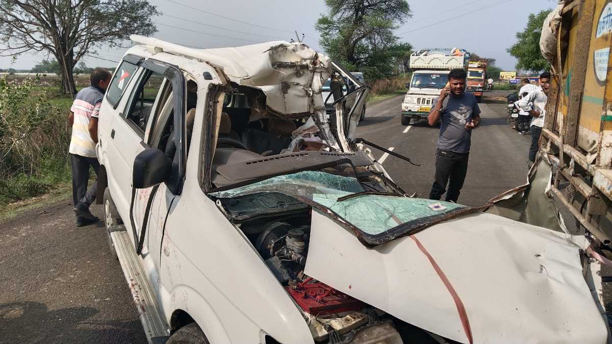 MP सड़क हादसे में दो मौतः देपालपुर इंदौर रोड पर मिर्जापुर के पास ट्रक में जा घुसी कार, कई लोग घायल