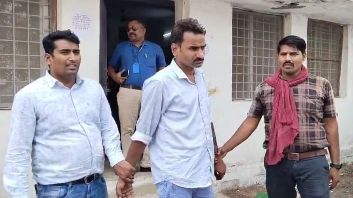 लोकायुक्त की बड़ी कार्रवाईः तहसील ऑफिस का बाबू तीन हजार रिश्वत लेते रंगे हाथों गिरफ्तार, 12 सदस्यीय टीम ने दबोचा