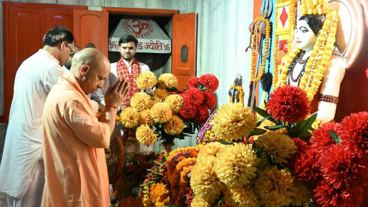 गोरखपुर पहुंचे CM योगी आदित्यनाथ: गुरु गोरखनाथ का दर्शन कर लिया आशीर्वाद, कल सामूहिक विवाह कार्यक्रम में होंगे शामिल