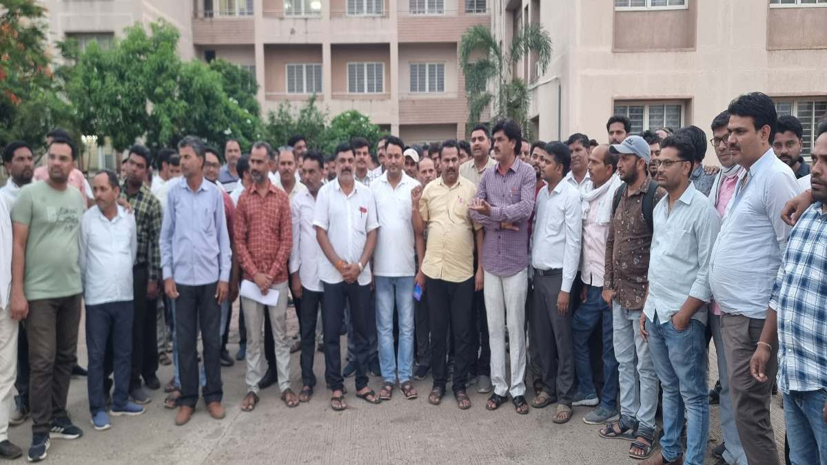 विधायक, सांसदों के जितने भी सचिव उन्हें जूते मारे जाएंगेः जिला पंचायत CEO के विवादित बोल के खिलाफ कर्मचारी संगठन ने खोला मोर्चा, FIR की मांग की