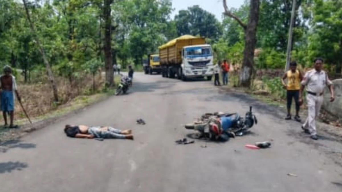 BREAKING : ट्रक से सीधी टक्कर में बाइक सवार युवक की मौके पर हुई मौत, दो सवार गंभीर रूप से घायल…