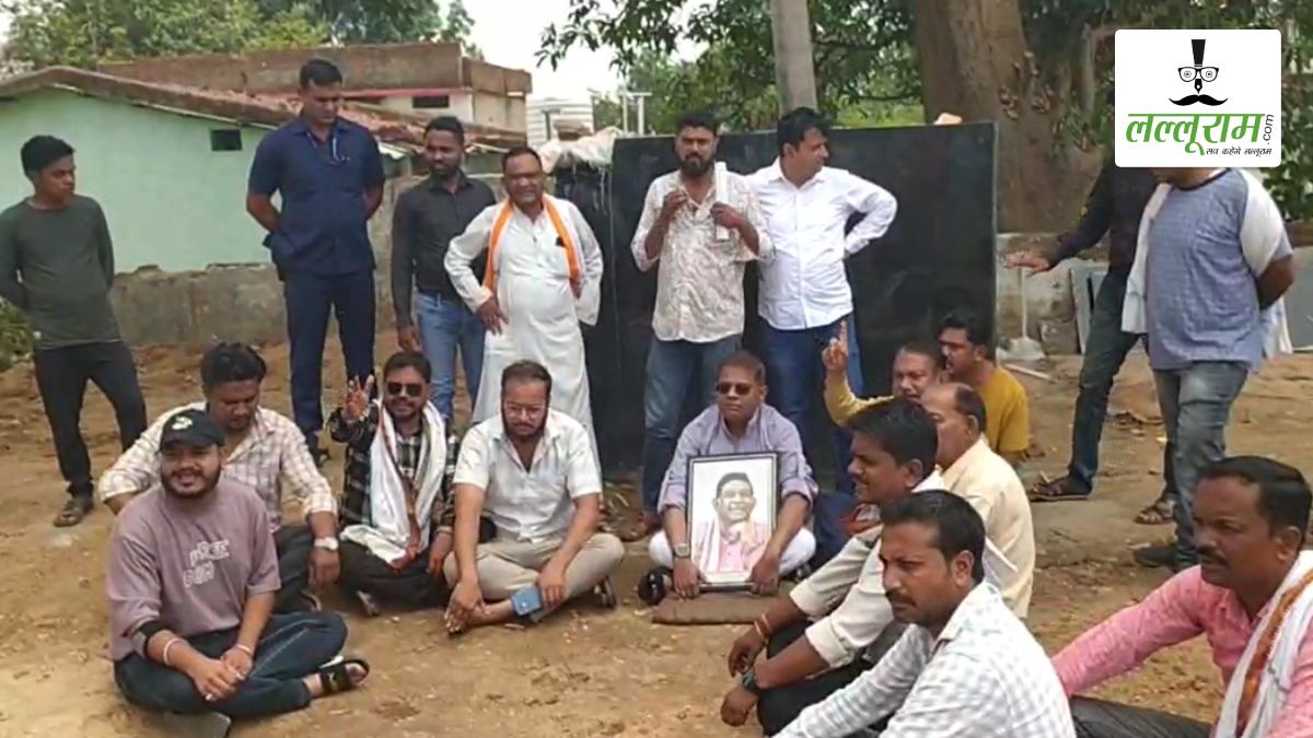 छत्तीसगढ़ के पहले CM अजीत जोगी की प्रतिमा हटाने को लेकर गरमाया माहौल, धरने पर बैठे अमित जोगी, देखें VIDEO