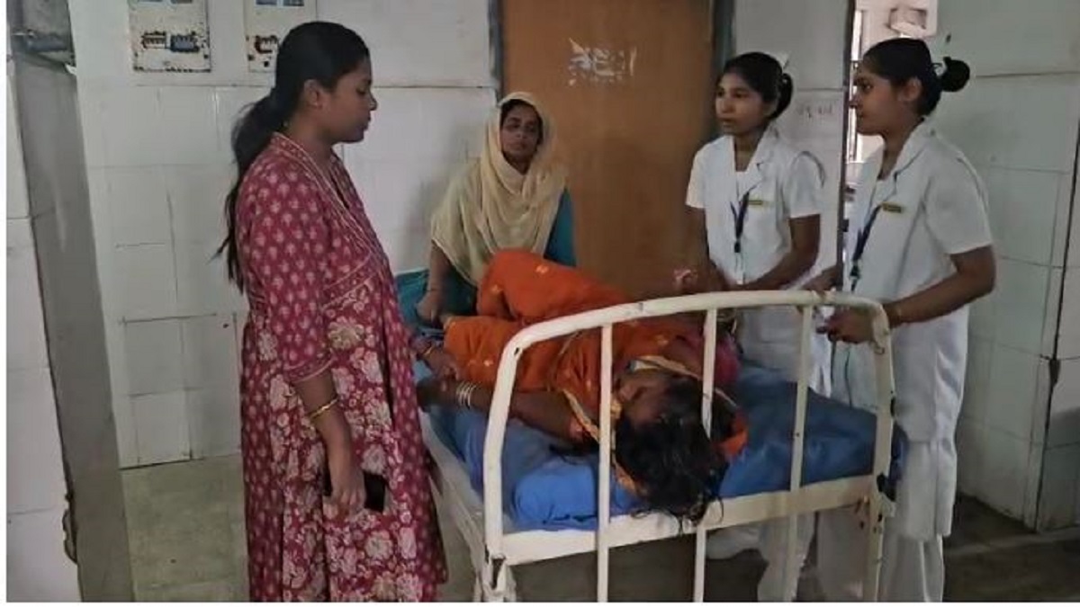 Nawada Crime News : हथियार से लैस होकर आए बदमाशों ने किया विवाद, जमीन कब्जे को लेकर चली लाठी, महिला की टूटी कमर